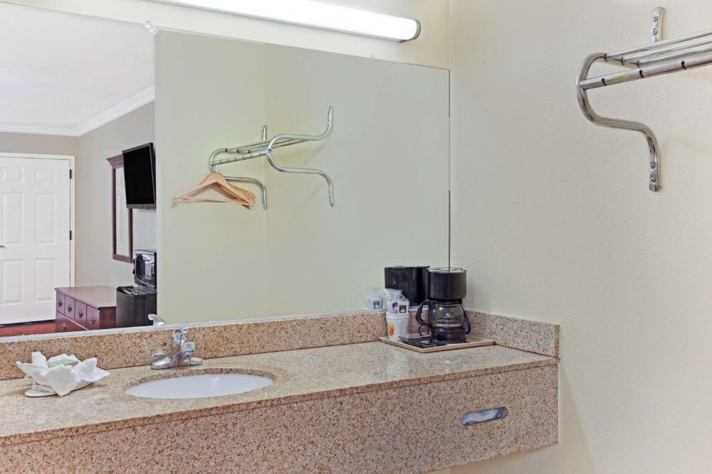 King Room with Mobility/Hearing Impaired Access - Non-Smoking